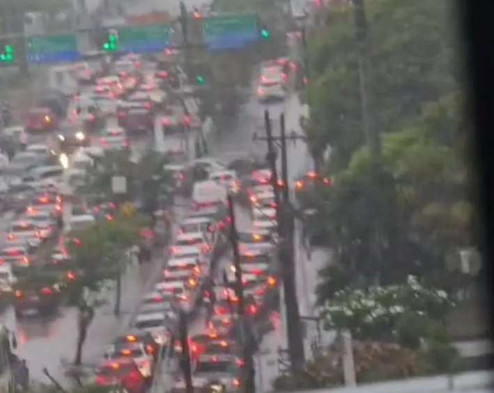 Imagem ilustrativa da imagem Chuvas voltam a castigar; Recife em Alerta Máximo; Inmet emite Alerta Vermelho