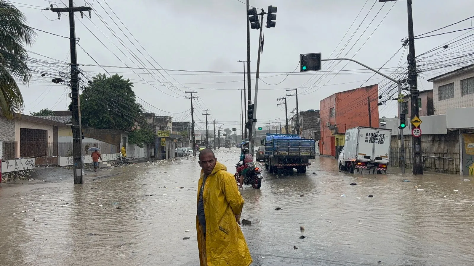 Imagem ilustrativa da imagem Chuvas voltam a castigar; Recife em Alerta Máximo; Inmet emite Alerta Vermelho