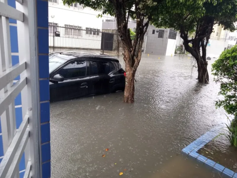 Imagem ilustrativa da imagem Chuvas voltam a castigar; Recife em Alerta Máximo; Inmet emite Alerta Vermelho