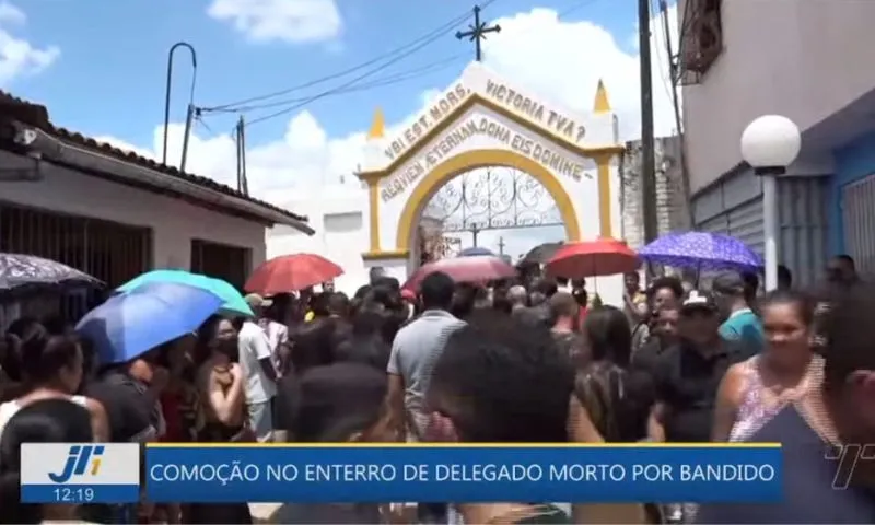 Imagem ilustrativa da imagem Delegado assassinado em São Paulo é homenageado por multidão em Pernambuco