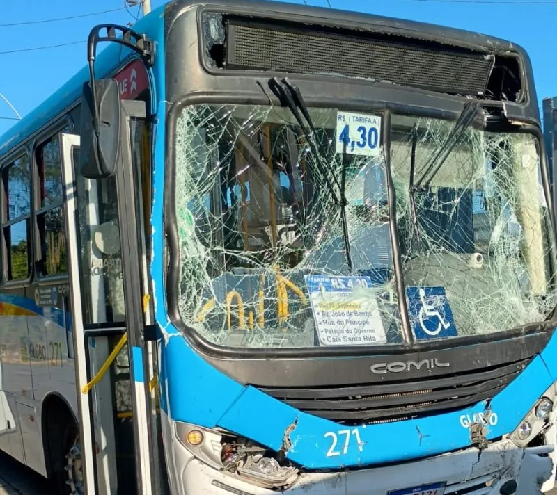 Imagem ilustrativa da imagem Dois ônibus colidem na Macaxeira, após um dos motoristas passar mal