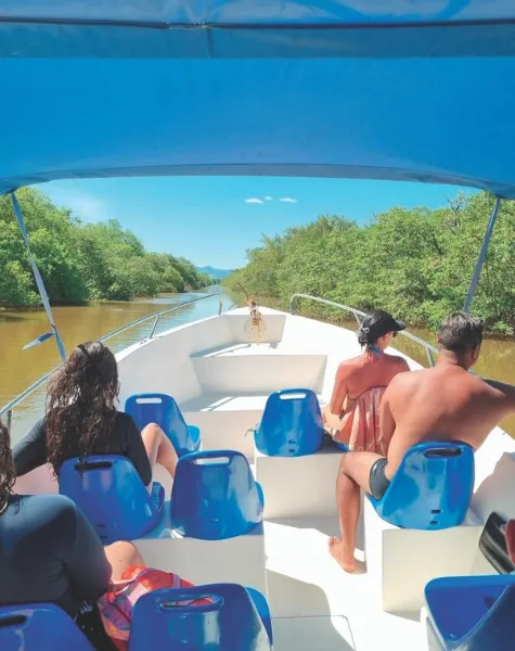 Imagem ilustrativa da imagem Mar azul, lazer e badalação nas praias de Anchieta