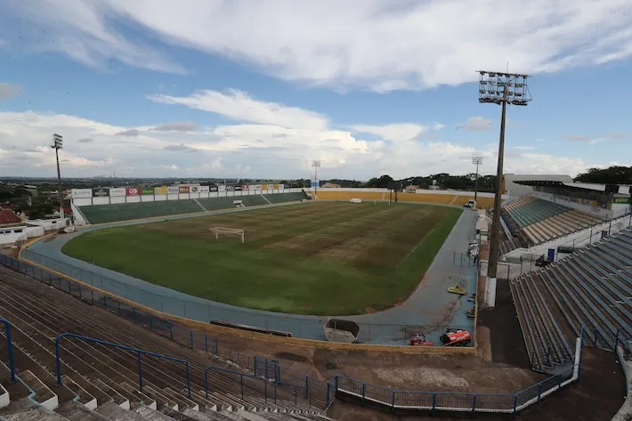 Imagem ilustrativa da imagem Mirassol mobiliza cidade de 65 mil habitantes e ‘caldeirão’ com um único bar ao lado do estádio