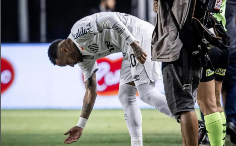 Imagem ilustrativa da imagem Santos e Neymar chegam a Vitória nesta quarta-feira para amistoso