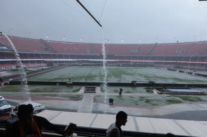 Imagem ilustrativa da imagem Temporal alaga gramado do MorumBis pouco antes de São Paulo x Corinthians; veja fotos