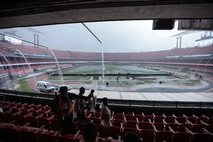 Imagem ilustrativa da imagem Temporal alaga gramado do MorumBis pouco antes de São Paulo x Corinthians; veja fotos