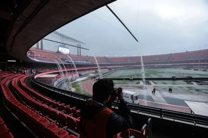 Imagem ilustrativa da imagem Temporal alaga gramado do MorumBis pouco antes de São Paulo x Corinthians; veja fotos