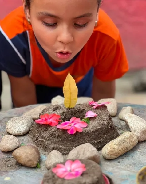 Imagem ilustrativa da imagem VÍDEO | Menina de Ibatiba viraliza com brincadeira que simula boneca na UTI