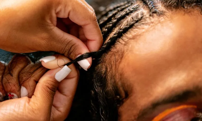 Imagem ilustrativa da imagem Alerta no Pré-Carnaval: pomadas capilares podem causar queimaduras oculares