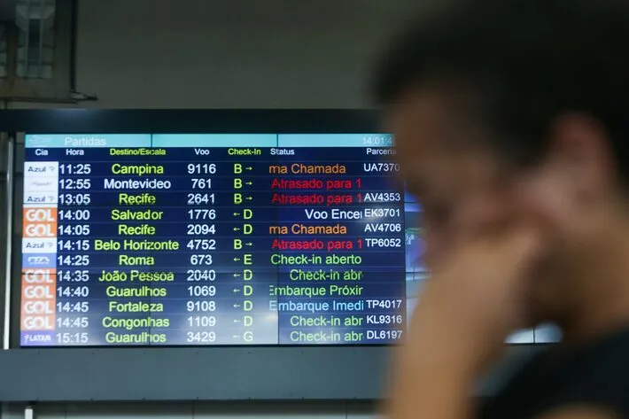 Imagem ilustrativa da imagem Avião colide com carro na pista do aeroporto do Galeão, no Rio