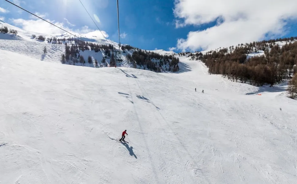 Imagem ilustrativa da imagem Brasileiro morre em avalanche ao esquiar nos Alpes franceses