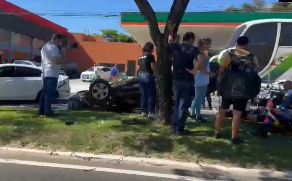 Imagem ilustrativa da imagem Carro capota após batida e deixa trânsito complicado em Vitória