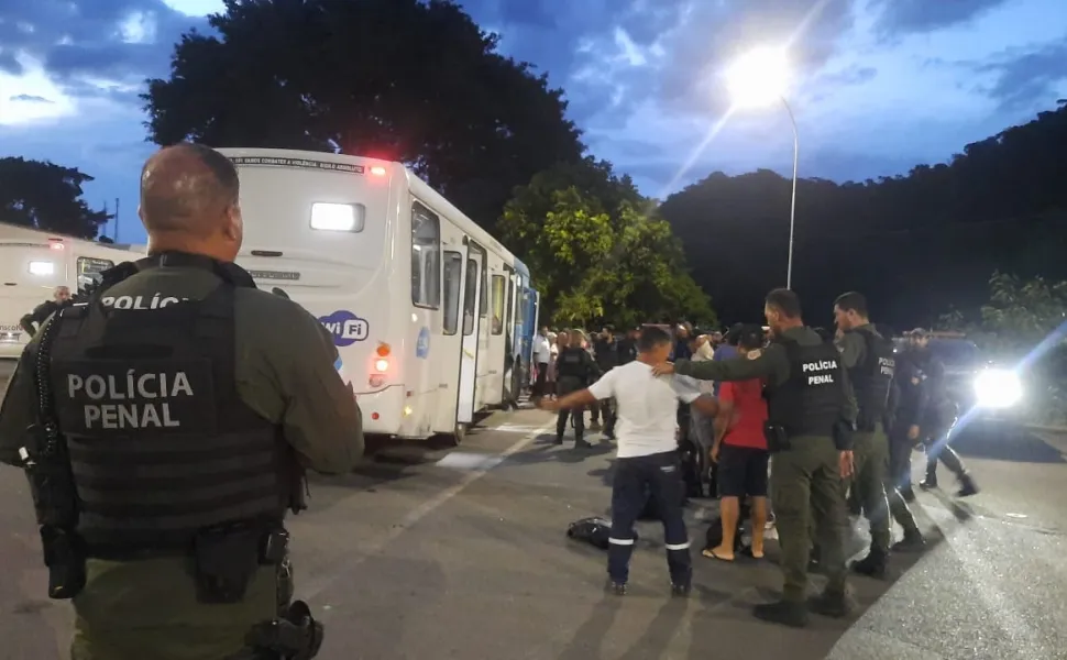 Imagem ilustrativa da imagem Celulares apreendidos com detentos durante operação em ônibus do Transcol em Viana