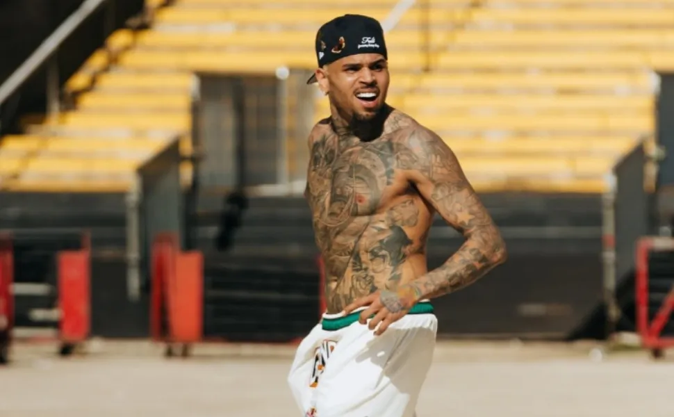 Imagem ilustrativa da imagem Chris Brown processa Warner em R$ 2,9 bi por documentário: Não sou estuprador