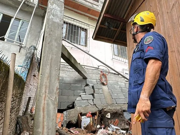 Imagem ilustrativa da imagem Chuvas em SC tiram 1.315 pessoas de casa; Bombeiros alertam para risco de deslizamentos