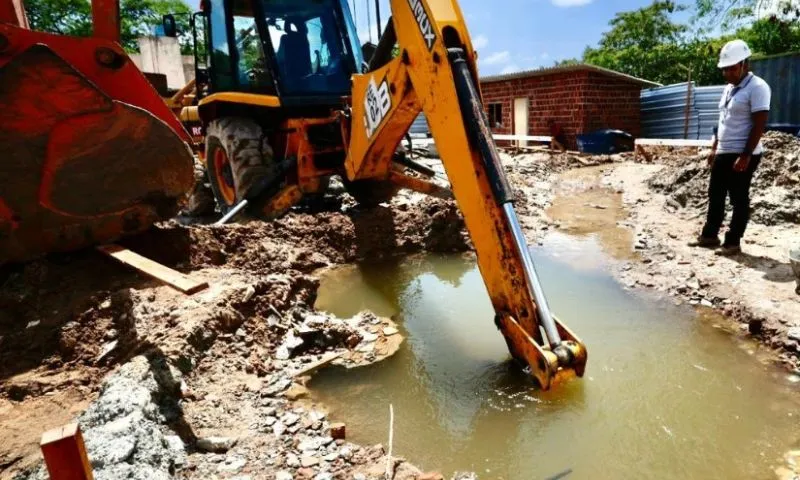 Imagem ilustrativa da imagem Compesa inicia reparo de adutora rompida em Afogados; 30 bairros afetados