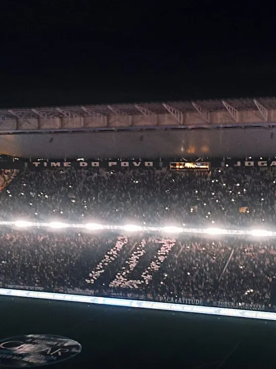 Imagem ilustrativa da imagem Corinthians passa a camisa 10 a Memphis Depay após ritual com presença de Neto, Zenon e Edilson