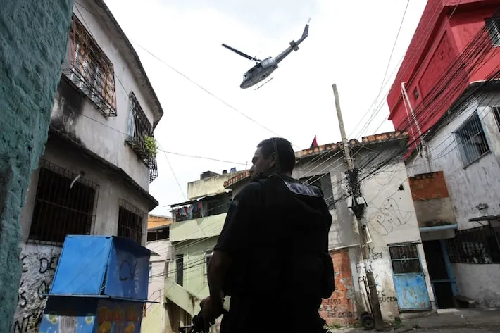 Imagem ilustrativa da imagem Delegado é resgatado após entrar por engano em favela do Rio