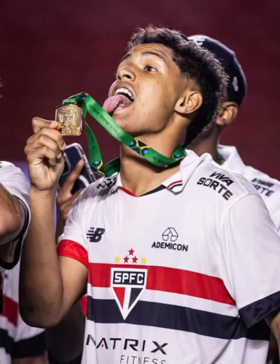 Imagem ilustrativa da imagem Dois jogos sem descanso e duas ‘cavadinhas’: conheça Ryan Francisco, joia do São Paulo