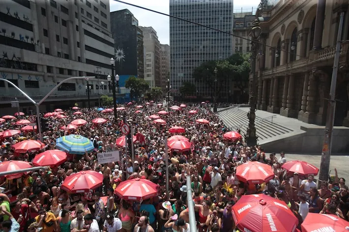 Imagem ilustrativa da imagem Evitar andar sozinho e usar joias: veja alerta da embaixada dos EUA para o carnaval 2025 no Brasil