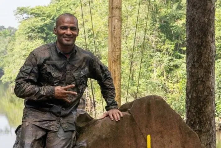 Imagem ilustrativa da imagem Ex-jogador do Chelsea se torna soldado do exército francês e faz até treinamento na Amazônia