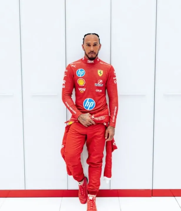 Imagem ilustrativa da imagem F1: Lewis Hamilton aparece em primeira foto com macacão da Ferrari