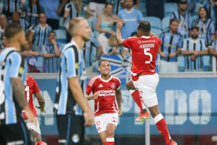 Imagem ilustrativa da imagem Gre-Nal 444 fica no empate após 10 jogos com vencedor diante de 45 mil pessoas na Arena Grêmio