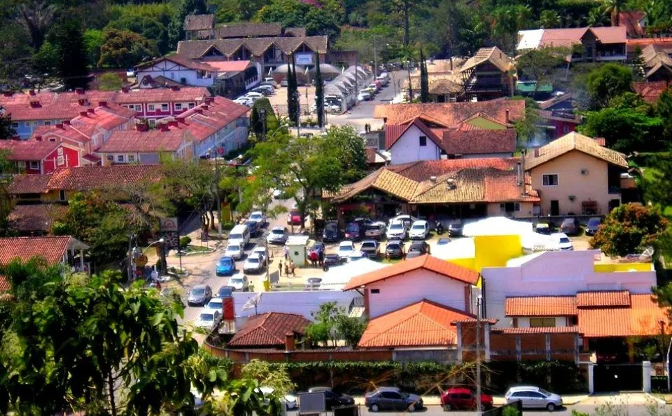 Imagem ilustrativa da imagem Idosa moradora do ES morre em acidente entre ônibus e trenzinho turístico no RJ