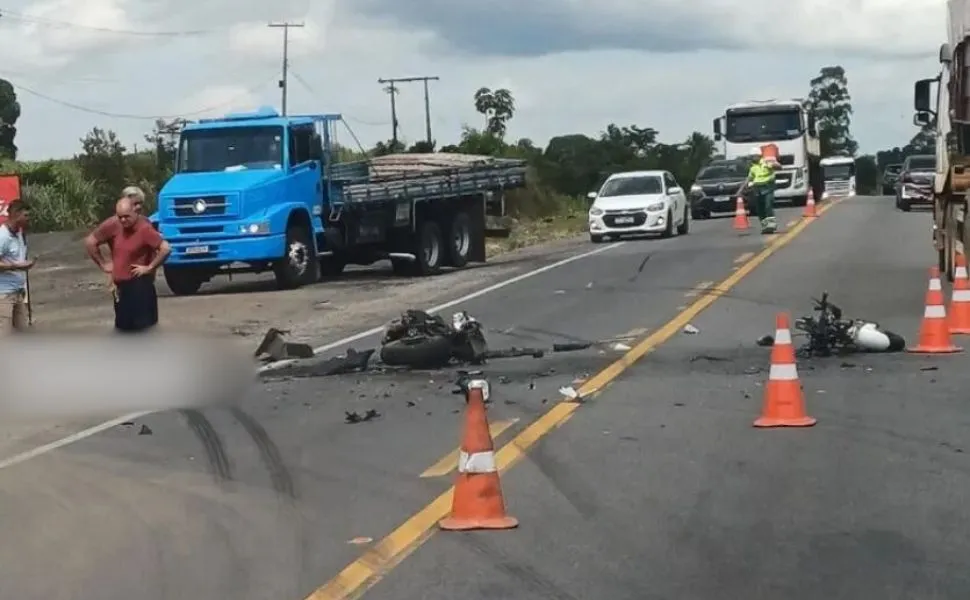 Imagem ilustrativa da imagem Motociclista morre após colisão com caminhão na BR-101 em Aracruz