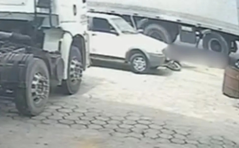 Imagem ilustrativa da imagem Motociclista morre atropelado por caminhão na BR-101 em Sooretama