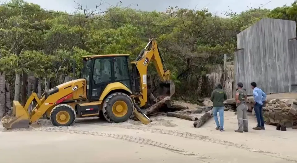 Imagem ilustrativa da imagem Muro do Pontal de Maracaípe que foi derrubado pela CPRH é reconstruído