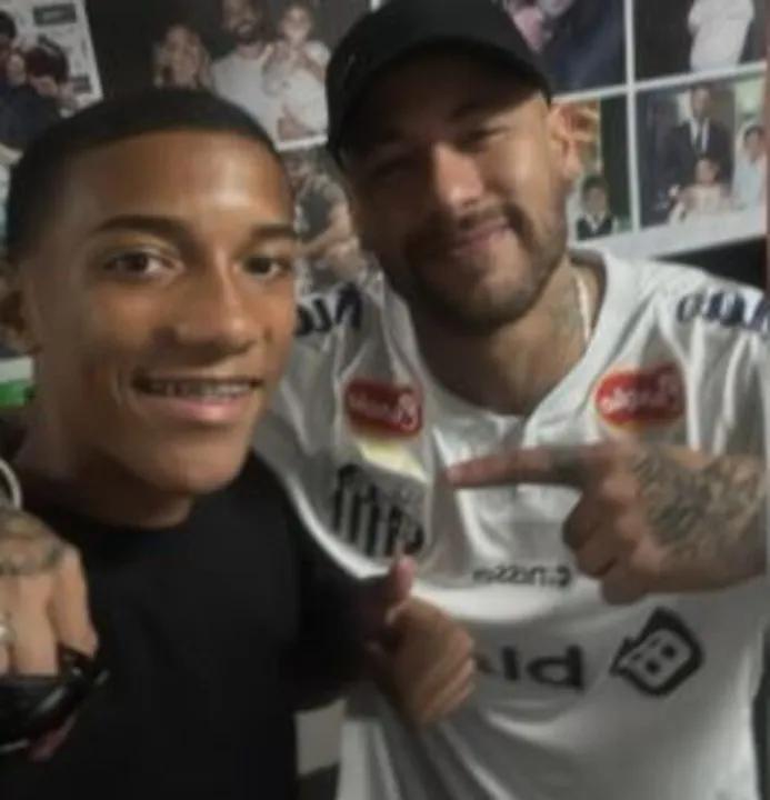 Imagem ilustrativa da imagem Neymar ‘abraça’ filho de Robinho: ‘Teu pai cuidou de mim e eu cuidarei de você’