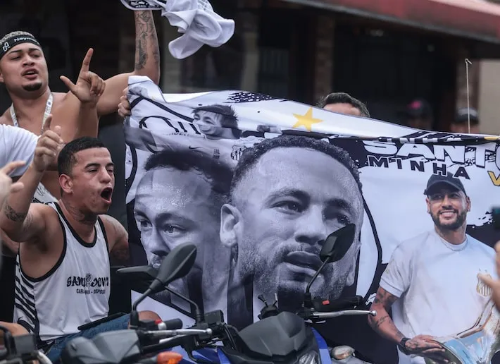 Imagem ilustrativa da imagem Neymar atrai torcedor com câncer, crianças e idosos, e faz venda de camisas do Santos explodir