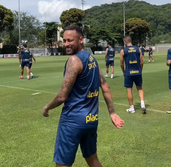 Imagem ilustrativa da imagem Neymar faz golaço por trás da trave em treino do Santos e colega brinca: ‘Fácil, Ney?’