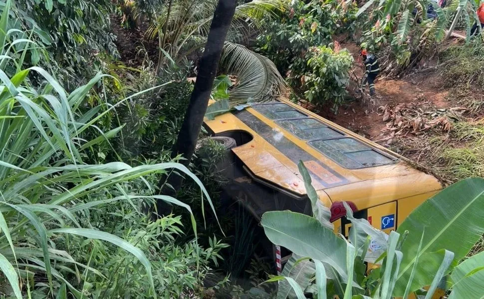 Imagem ilustrativa da imagem Ônibus escolar com 20 crianças se envolve em grave acidente no ES