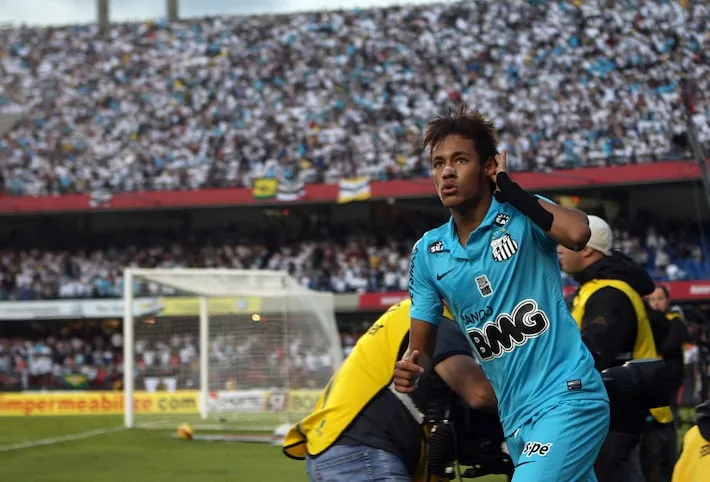 Imagem ilustrativa da imagem Santos prepara lançamento de camisa azul para celebrar retorno de Neymar