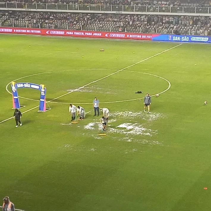 Imagem ilustrativa da imagem Santos x São Paulo é adiado em meia hora após chuva castigar gramado da Vila Belmiro