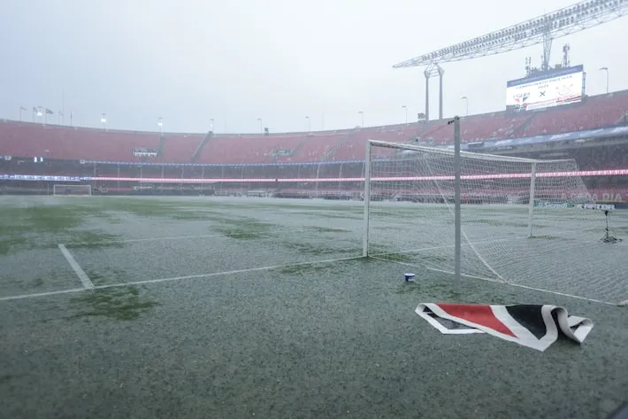 Imagem ilustrativa da imagem Temporal alaga gramado do MorumBis pouco antes de São Paulo x Corinthians; veja fotos