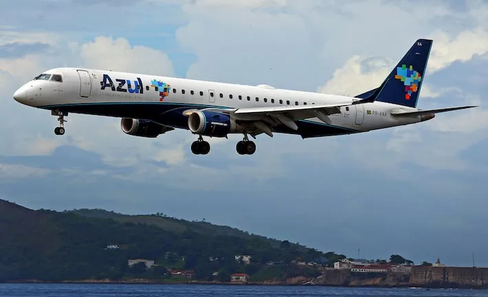 Imagem ilustrativa da imagem Turbulência em voo da Azul deixa passageiros em pânico e tripulante fica ferida