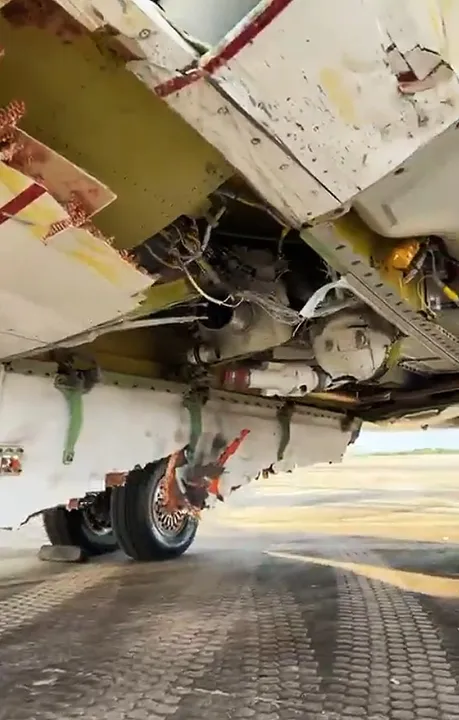 Imagem ilustrativa da imagem Veja como ficou avião após bater em carro na pista do aeroporto do Galeão, no Rio