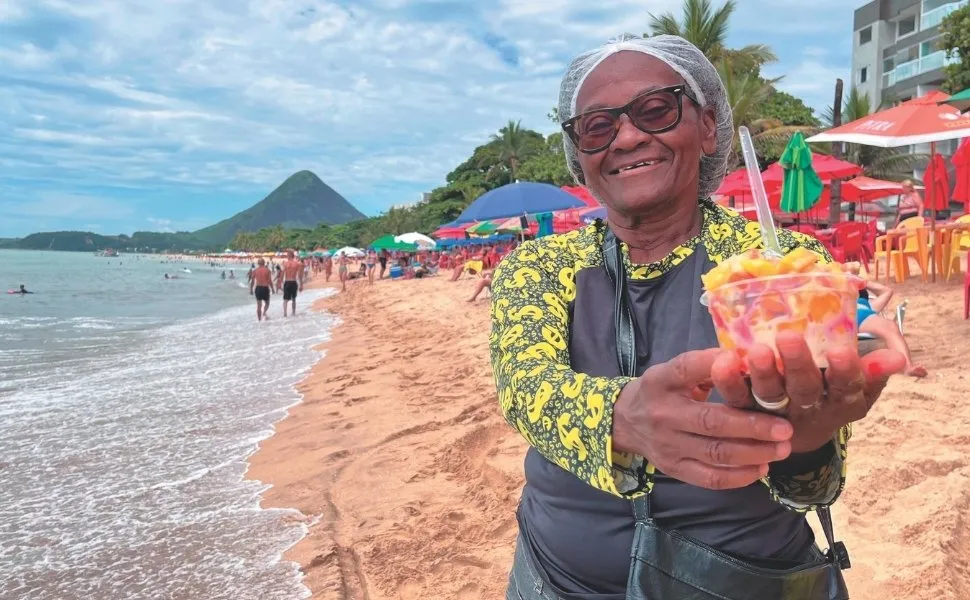 Imagem ilustrativa da imagem Venda de salada de frutas na praia aos 80 anos: "Precisava comer"