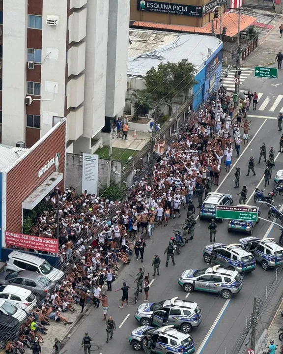 Imagem ilustrativa da imagem Violência entre grupos de torcedores assusta o Recife horas antes do clássico