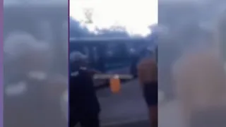 Imagem ilustrativa da imagem VÍDEO | Ônibus é apedrejado por criminosos no bairro Santo Antônio, em Vitória