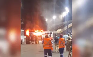 Imagem ilustrativa da imagem Ônibus do Transcol é incendiado em área do Sambão do Povo