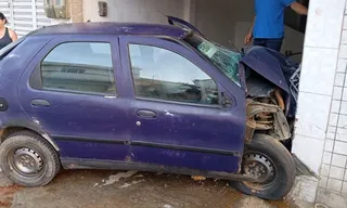 Imagem ilustrativa da imagem VÍDEO: Carro desgovernado invade casa e deixa ferido em João Alfredo