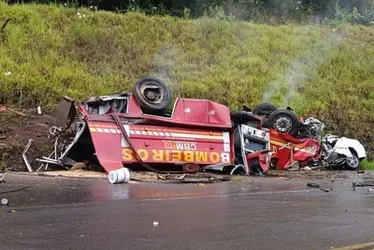 Imagem ilustrativa da imagem Acidente entre caminhão de bombeiros e carro deixa cinco mortos no RS