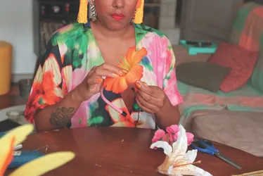 Imagem ilustrativa da imagem Aprenda a fazer um arco com flores e presilha de orquídea para curtir o Carnaval