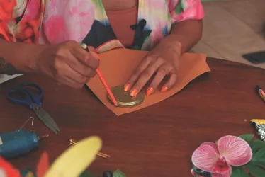 Imagem ilustrativa da imagem Aprenda a fazer um arco com flores e presilha de orquídea para curtir o Carnaval