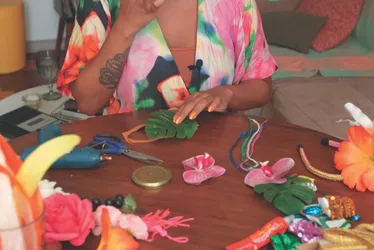 Imagem ilustrativa da imagem Aprenda a fazer um arco com flores e presilha de orquídea para curtir o Carnaval