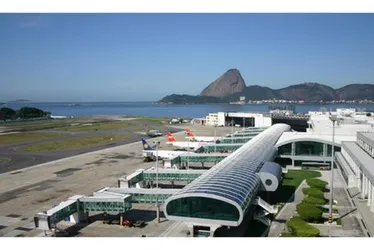 Imagem ilustrativa da imagem Avião arremete para desviar de embarcação no aeroporto Santos Dumont, no Rio